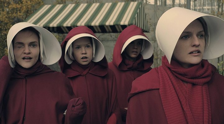 Elisabeth Moss y Madeline Brewer en 'The Handmaid's Tale'