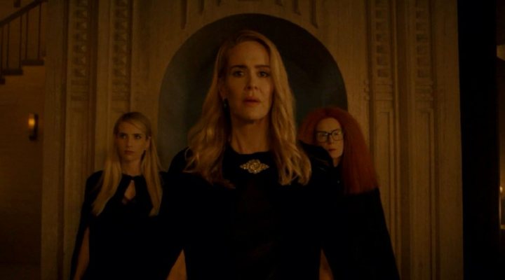 Emma Roberts, Sarah Paulson y Frances Conroy en 'American Horror Story: Apocalypse'