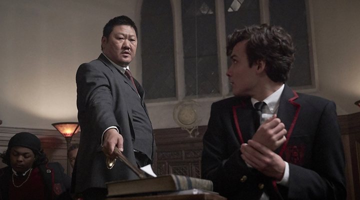 Benedict Wong y Benjamin Wadsworth en 'Clase letal (Deadly Class)'