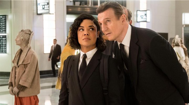 Liam Neeson y Tessa Thompson en 'Men in Black International'