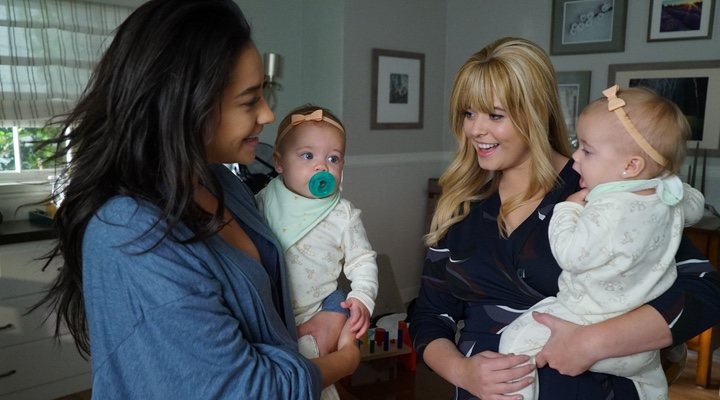 Shay Mitchell y Alison DiLaurentis en 'Pequeñas Mentirosas'