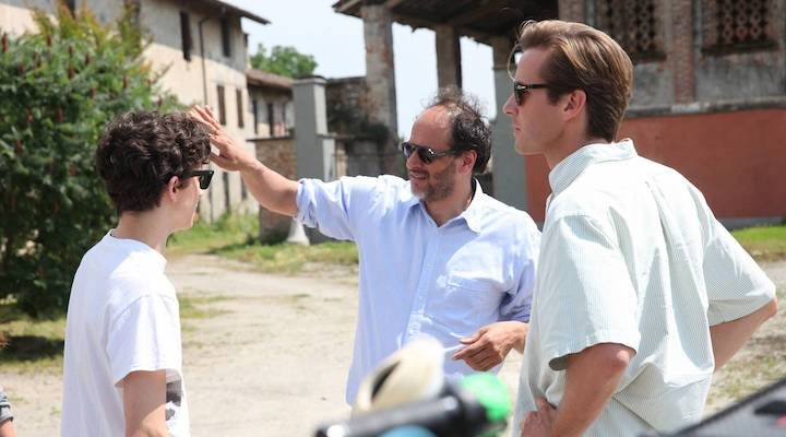 Luca Guadagnino dirigiendo a Timothée Chalamet y Armie Hammer