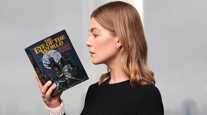 Rosamund Pike como Moraine en 'La rueda del Tiempo'