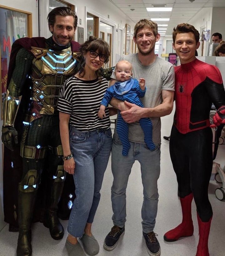  Tom Holland y Jake Gyllenhaal en hospital infantil