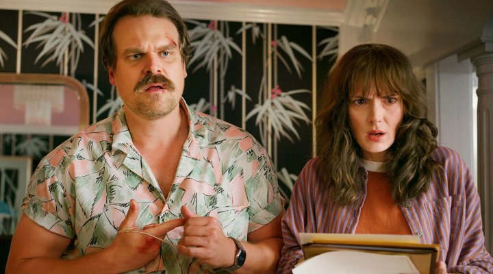  David Harbour y Winona Ryder en la tercera temporada de 'Stranger Things'