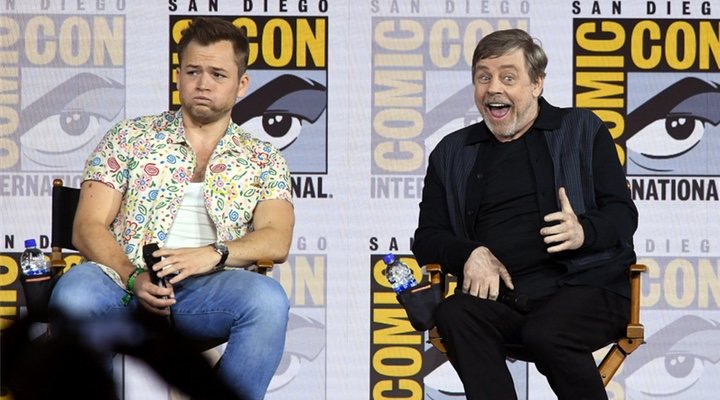 Taron Egerton y Mark Hamill en la Comic Con