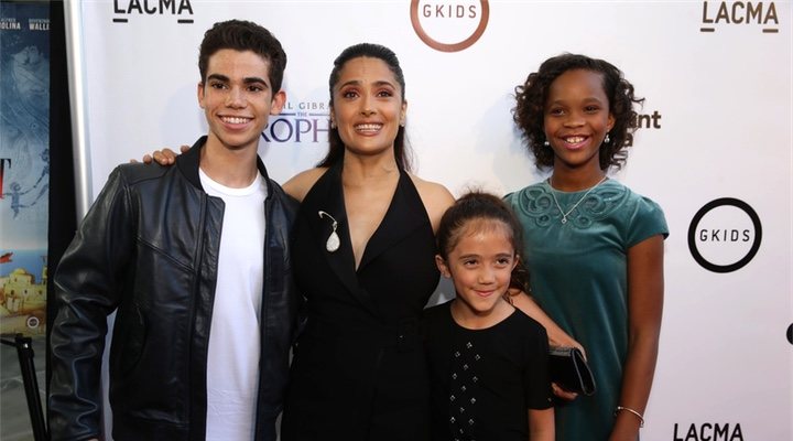 Cameron Boyce con Salma Hayek