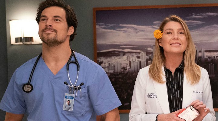 Giacomo Gianniotti y Ellen Pompeo en la temporada 15 de 'Anatomía de Grey'