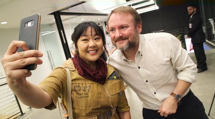  Rian Johnson posa con una fan disfrazada del personaje de 'Star Wars' Rose Tico