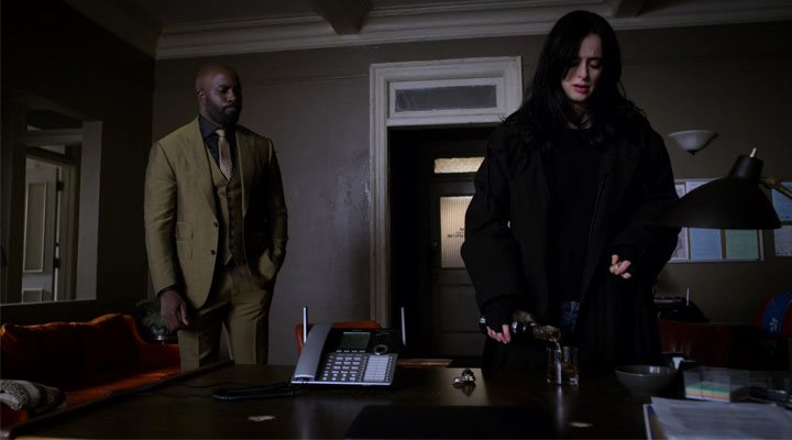 Mike Colter y Krysten Ritter en 'Jessica Jones'