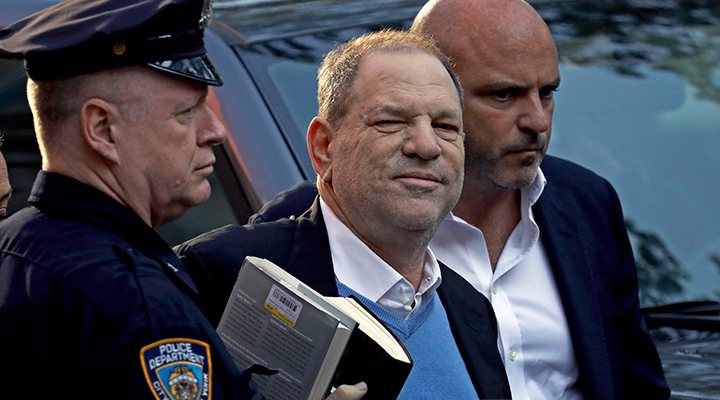 Harvey Weinstein tras entregarse a las autoridades