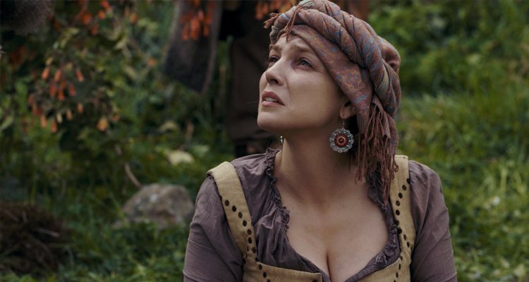 Fotograma de Paloma Bloyd en 'The Outpost'