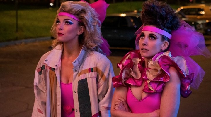 Betty Gilpin y Alison Brie en 'Glow'