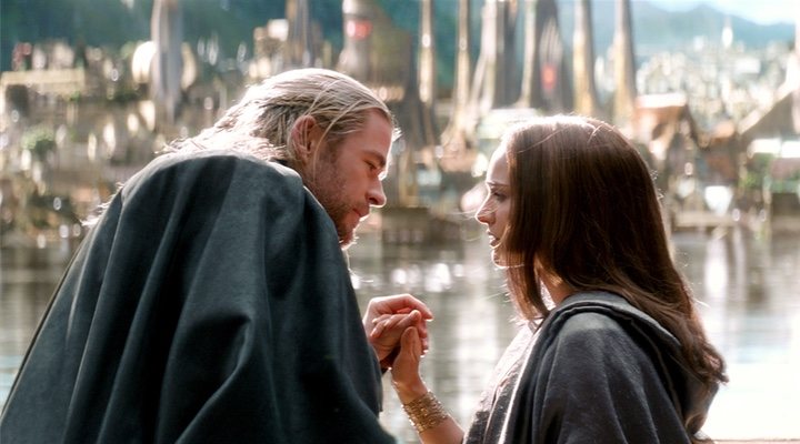 Natalie Portman y Chris Hemsworth en 'Thor: El mundo oscuro'