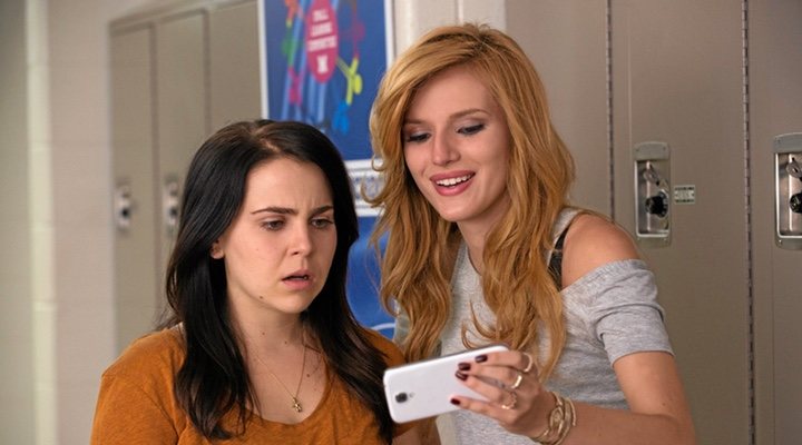 Bella Thorne y Mae Whitman en 'The DUFF'