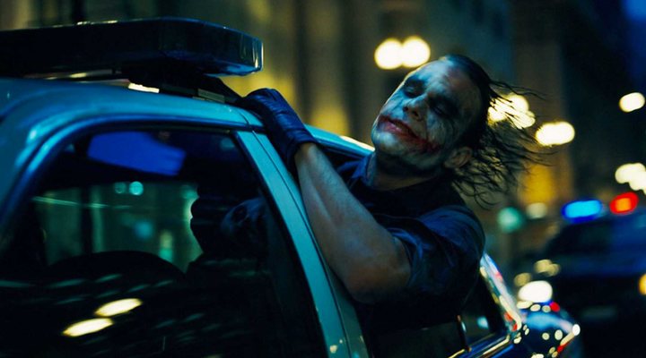 El 'Joker' de Joaquin Phoenix rinde tributo al villano interpretado por Heath Ledger