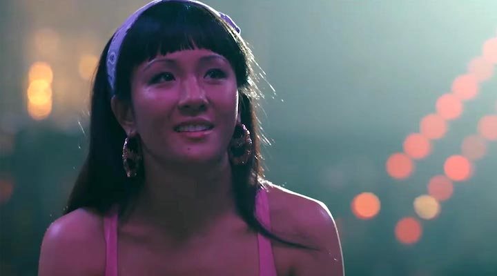 Constance Wu en 'Estafadoras de Wall Street'