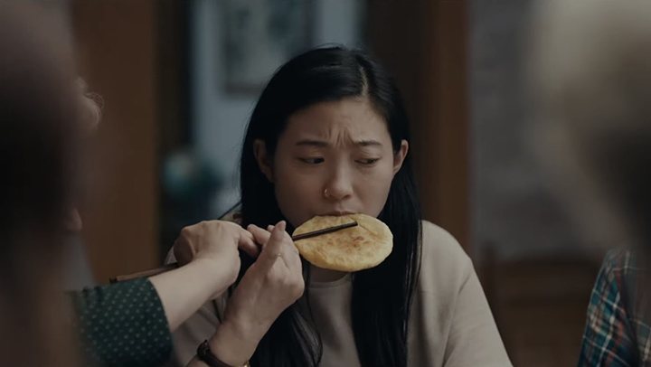 Awkwafina lo da todo en su primer gran papel