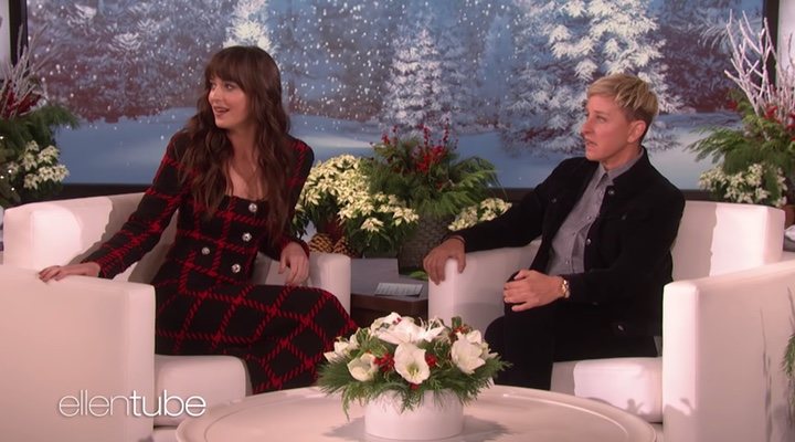 Dakota Johnson y Ellen DeGeneres durante la entrevista