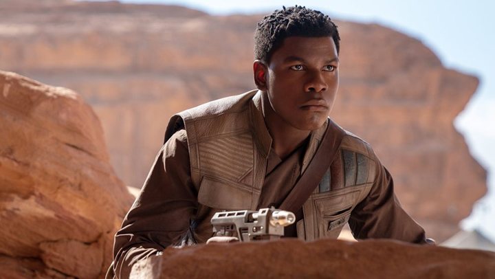 John Boyega celebra el Año Nuevo peleándose con fans de 'Star Wars' por los romances de la saga