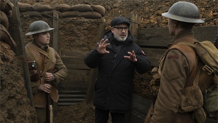 Sam Mendes con los actores Dean-Charles Chapman y George MacKay