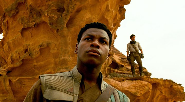 'Star Wars': John Boyega responde a sus haters a patadas y golpe de sable láser