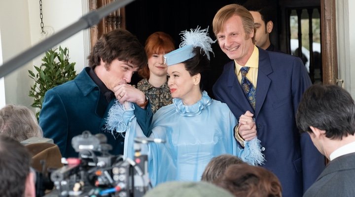  Renée Zellweger junto al reparto de 'Judy' en un fotograma de la película