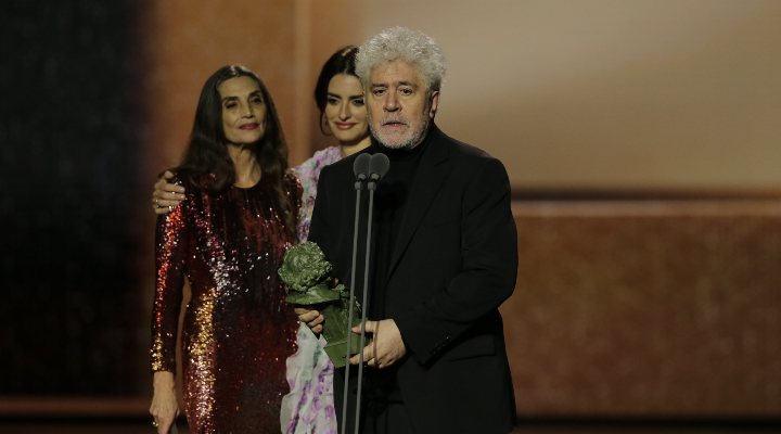 Pedro Almodóvar recogiendo un Goya