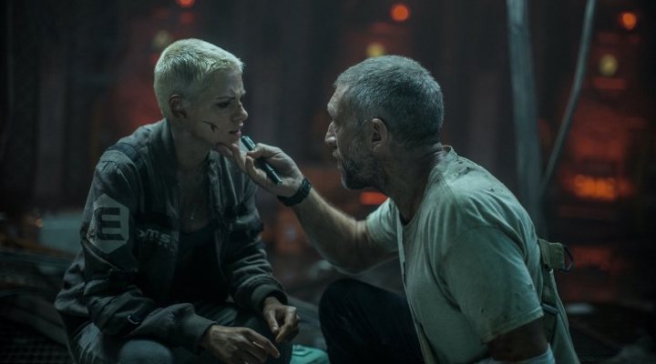 Kristen Stewart y Vincent Cassell en 'Underwater'