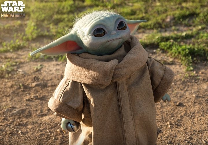 'Figura Baby Yoda tamaño real'