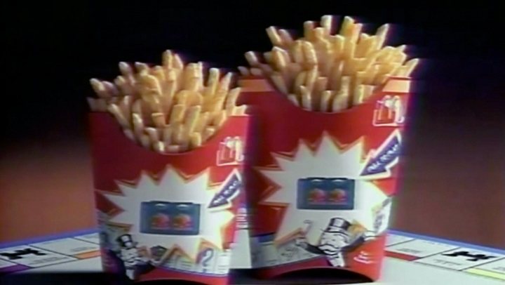 El material de archivo, como publicidades antiguas de McDonald's, tiene un importante papel en el documental