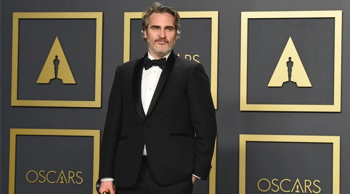 'Joaquin Phoenix posa con su Oscar a Mejor Actor por 'Joker''