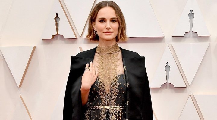 Natalie Portman expresó sus tendencias feministas a través de su traje en la alfombra roja de los Oscar