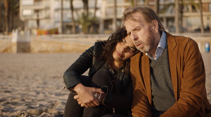 Timothy Spall y Sarita Choudhury en 'Nieva en Benidorm'