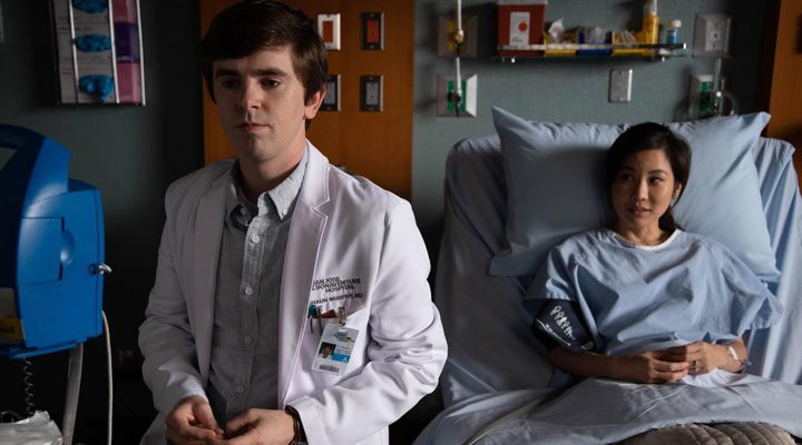 Freddie Highmore y Irene Choi en 'The Good Doctor'