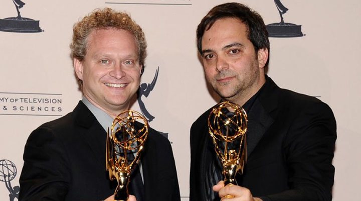 Schlesinger con su Emmy por su colaboración con 'Crazy Ex-Girlfriend-