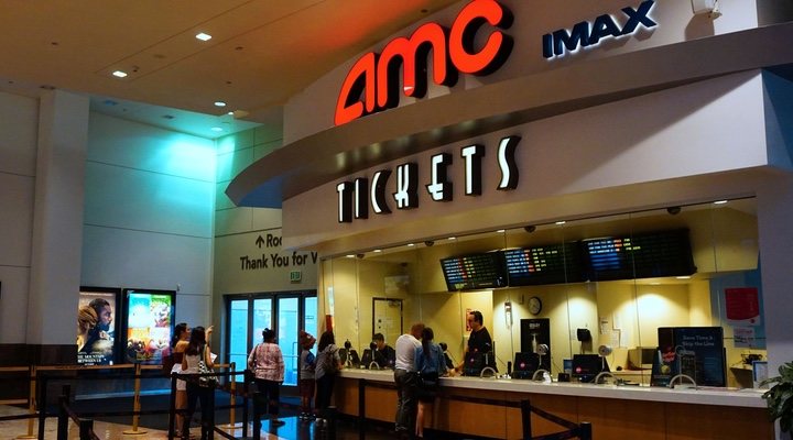  Imagen de los espectadores comprando entradas de cine en un AMC USA