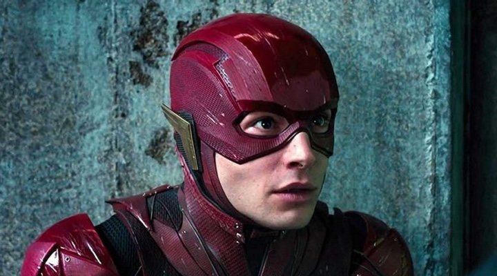 Ezra Miller como Flash