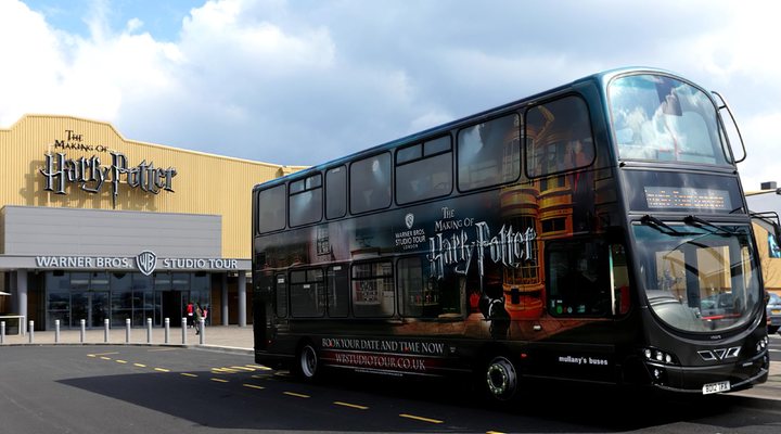  Autobús de Golden Tours que traslada a los fans de 'HarryPotter' hasta los estudios de Warner Bros en Leavesden