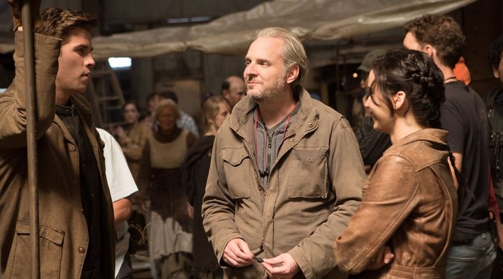 Francis Lawrence con Liam Hemsworth y Jennifer Lawrence