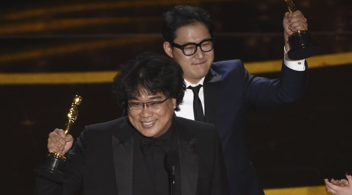  Bong Joon-ho recoge el Oscar a Mejor Guion Original por 'Parásitos'