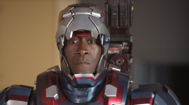  Don Cheadle como Máquina de Guerra en 'Vengadores'