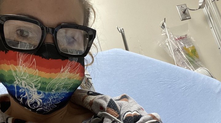  Alyssa Milano con un respirador por el coronavirus