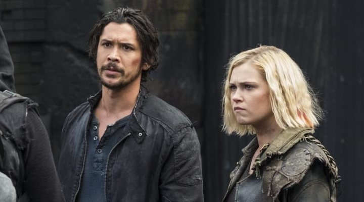 Bob Morley y Eliza Taylor en 'Los 100'