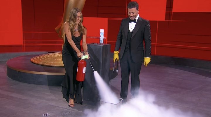 Jennifer Aniston, Jimmy Kimmel y su extintor en los Emmy 2020