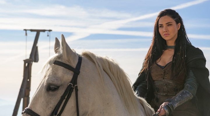 Jessica Green como Talon en 'The Outpost'