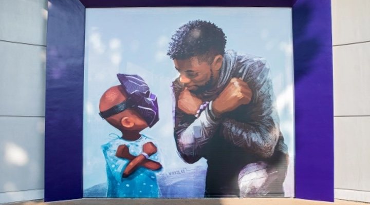 Mural de Chadwick Boseman en Disneyland