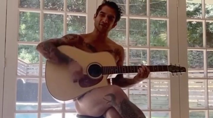 Tyler Posey tocando la guitarra desnudo en su OnlyFans