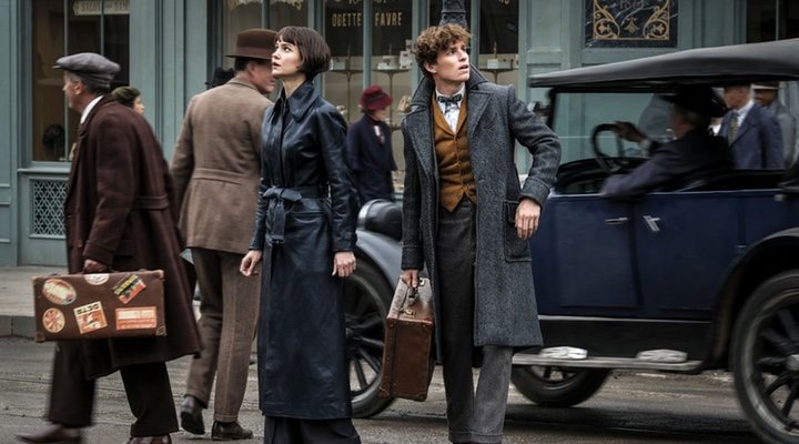  Katherine Waterston y Eddie Redmayne en 'Animales Fantásticos'