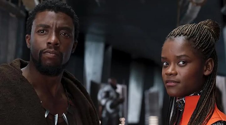 Letitia Wright y Chadwick Boseman en 'Black Panther'